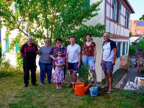 Baumpflanzung am Drauracher Pfarrhaus