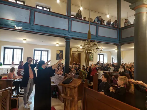 Abschlussgottesdienst mit Koffer und Musik